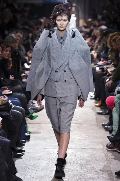 Look 16